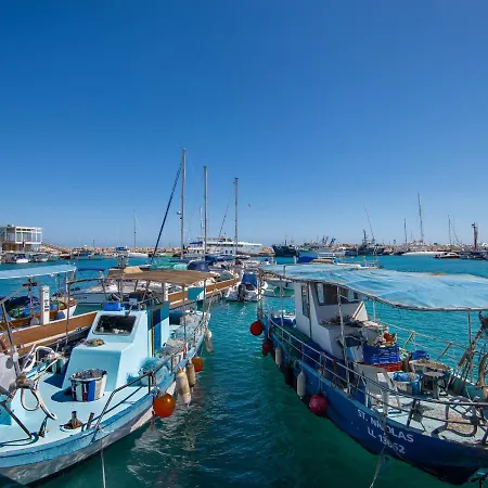 Stunning Vacation For Up To Six With Balcony All Yours 아파트
