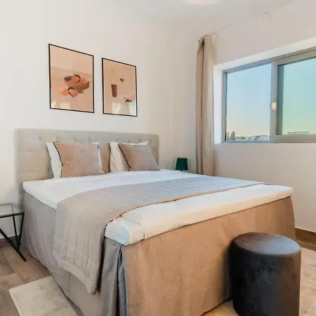 Stunning Vacation For Up To Six With Balcony All Yours 아파트 레메소스